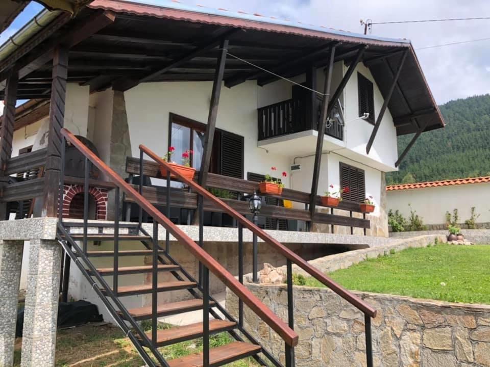 B&B Ravnogor - ПАУНОВАТА КЪЩА - Bed and Breakfast Ravnogor