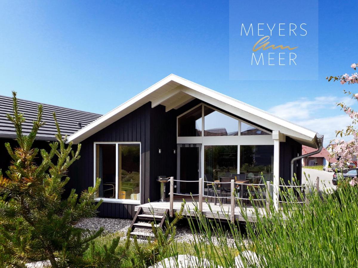 Schwarzes Holzferienhaus mit Sauna -- GARTENGLÜCK -- an der Ostsee, Zierow bei Wismar, Strand 500m, 2 Schlafzimmer - B&B