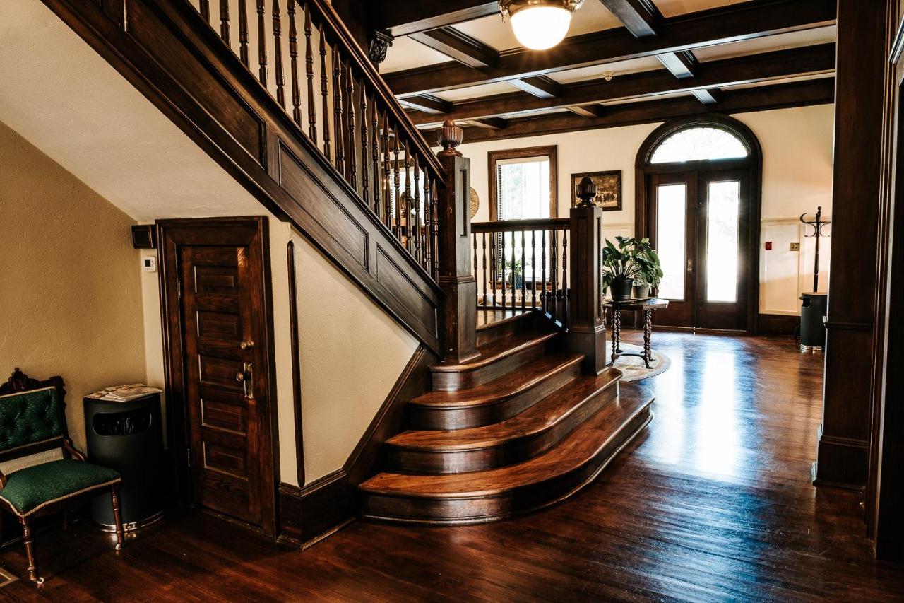 Heritage House Bed & Breakfast - Boutique Adults-Only Inn - B&B Opelika