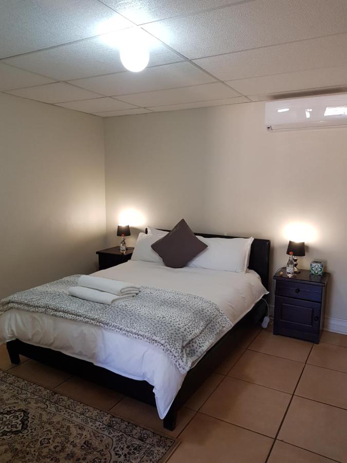 B&B Bloemfontein - CHEETAH MANOR #2 - Bed and Breakfast Bloemfontein