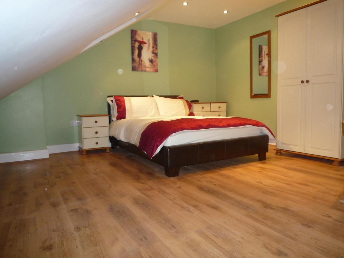 B&B London - Three Bedroom Flat, Camborne Avenue W13 - Bed and Breakfast London