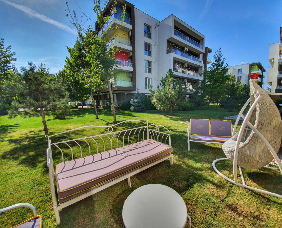 Portobella Airport Aparthotel - Self Check in - Bed and Breakfast