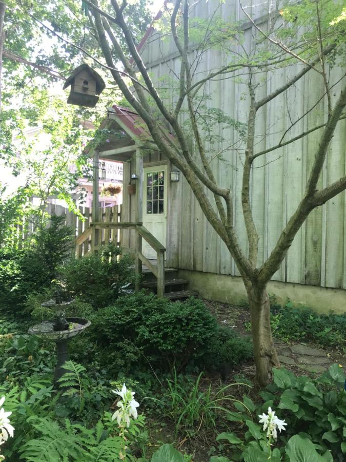Carriage House Hideaway In Center of Chestertown - Bed and Breakfast