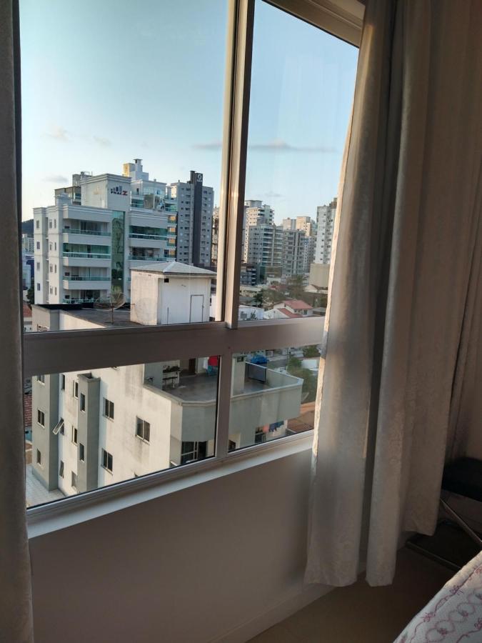 Suíte 1 com cama de casal,em apartamento compartilhado ar condicionado, tv, e Wi-fi -frigobar - B&B