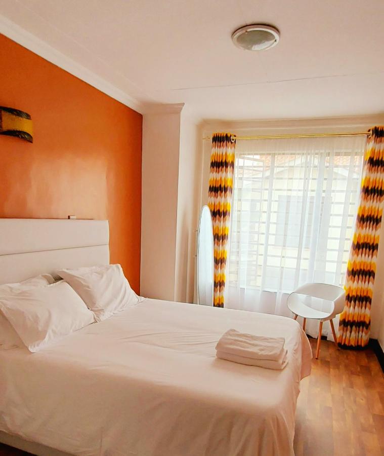 Pleasant Nest Homestay near JKIA Airport and SGR Station Nairobi - B&B