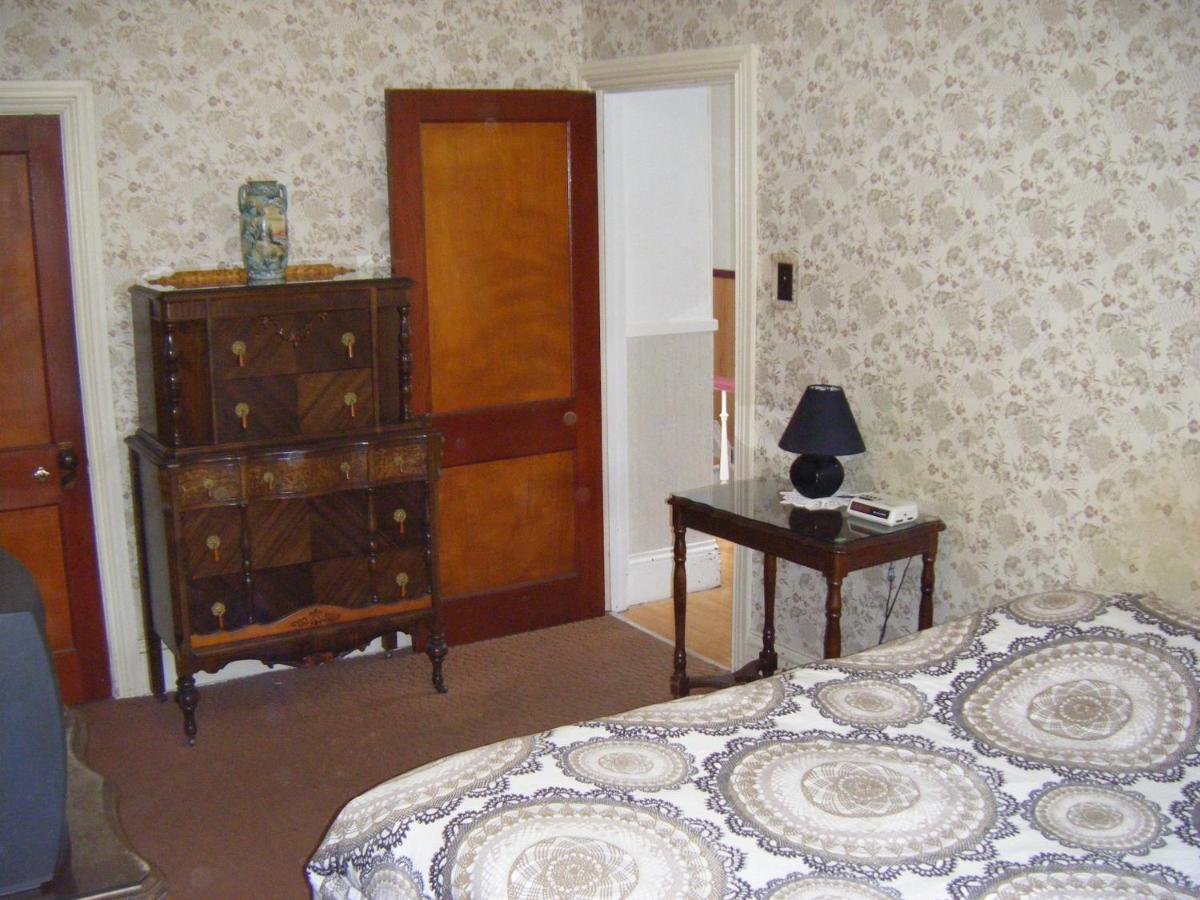 Zimmer mit Kingsize-Bett oder Zweibettzimmer mit Gemeinschaftsbad