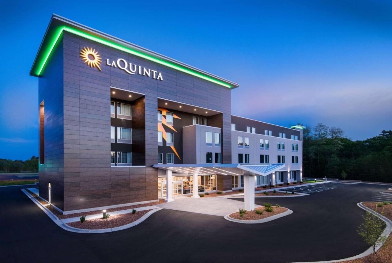 B&B Wisconsin Dells - La Quinta Inn & Suites by Wyndham Wisconsin Dells- Lake Delton - Bed and Breakfast Wisconsin Dells