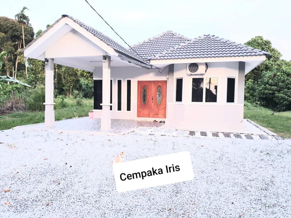 B&B Bota - CEMPAKA IRIS HOMESTAY - Bed and Breakfast Bota