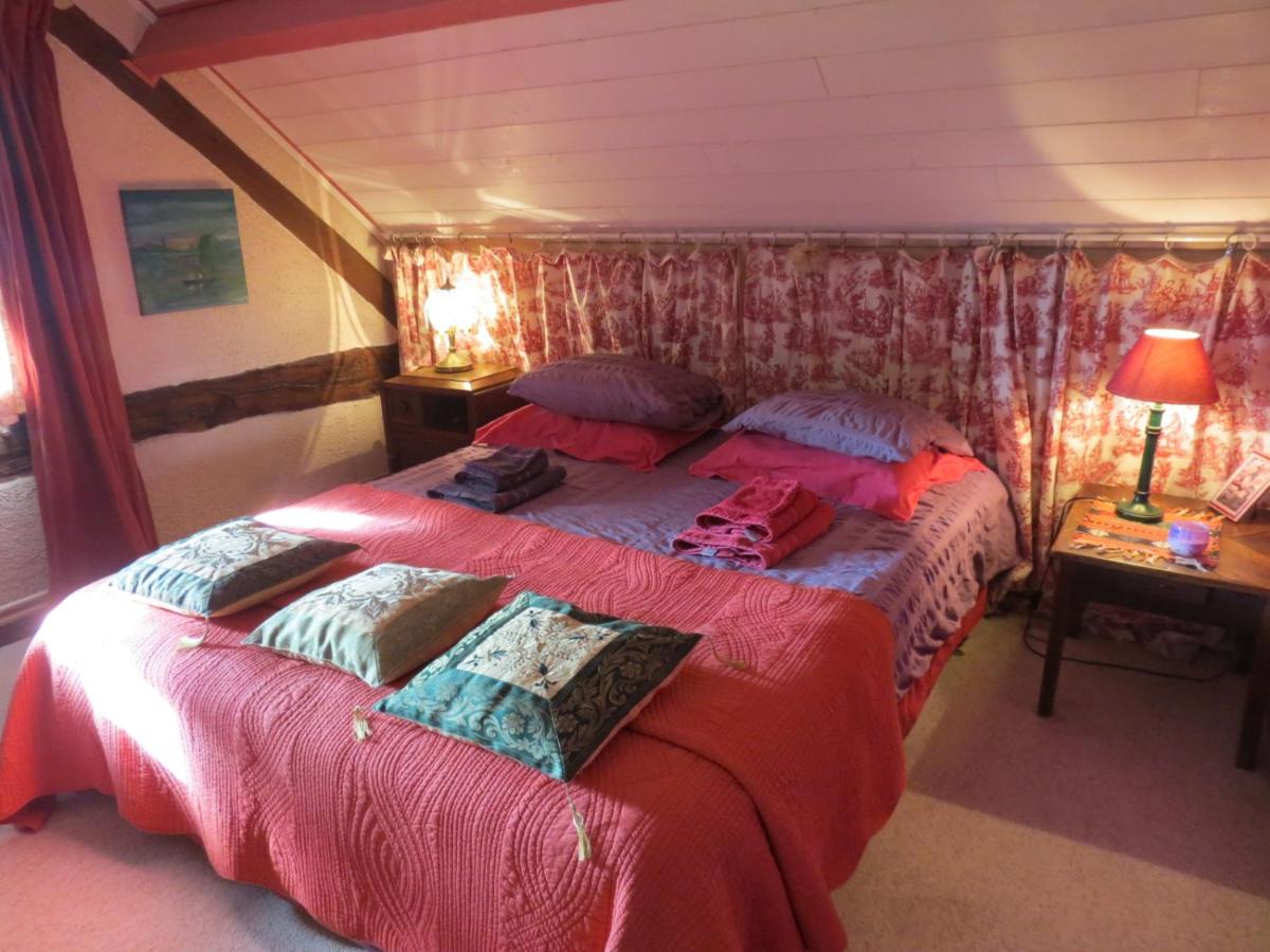 Basic Triple Room with Shared Bathroom
