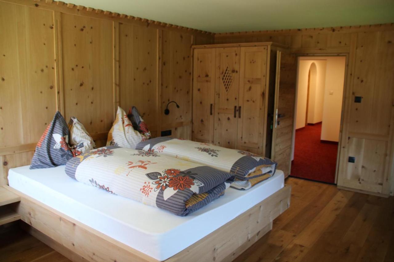 Dreibettzimmer mit Bergblick