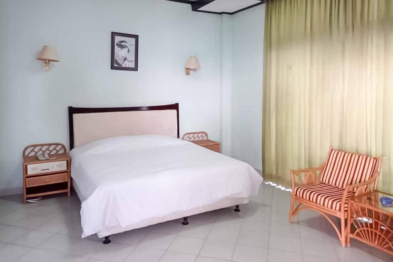 B&B Serang - RedDoorz Plus near Tugu Mercusuar Anyer - Bed and Breakfast Serang