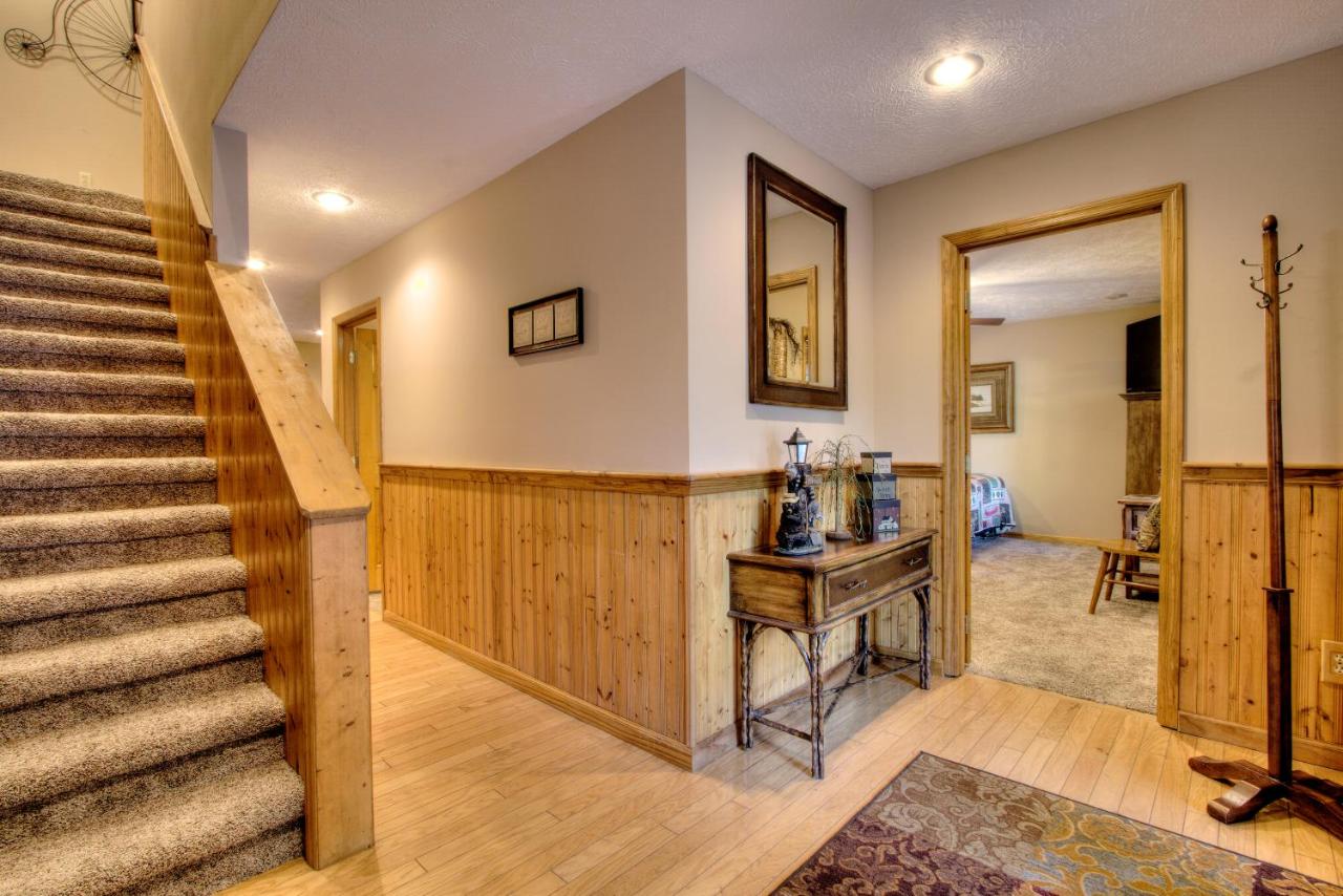 Gorgeous "Country Roads" by HoneyBearCabins 4BR 4BA, next to pool, easy drive, main strip location! - Bed and Breakfast Pigeon Forge