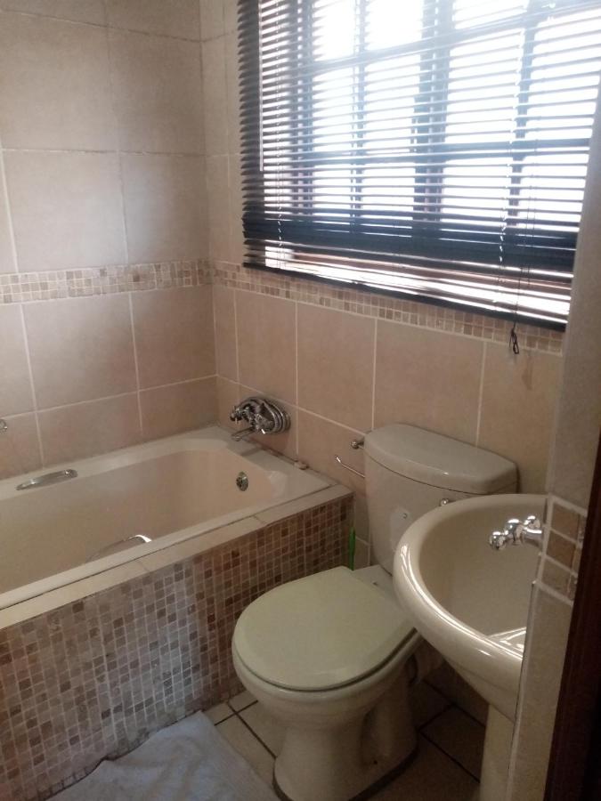 Tumi's Home away- 3 Bedroom - Bed and Breakfast Witbank