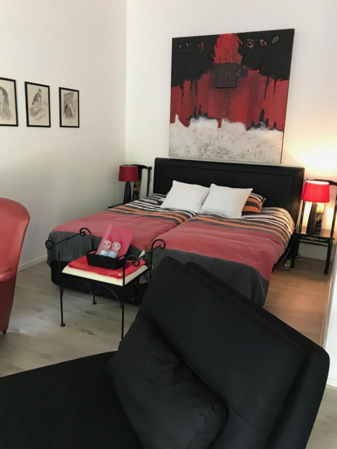 Zimmer mit Kingsize-Bett