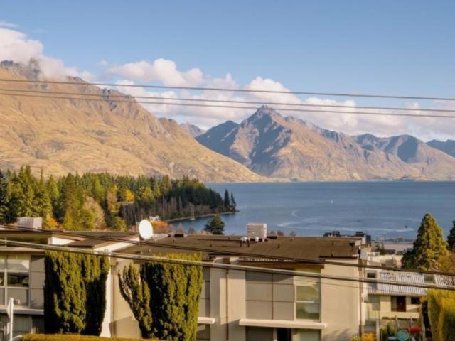 ULTIMATE CONVENIENCE, WALK-TO-TOWN TOWNHOUSE - Bed and Breakfast Queenstown