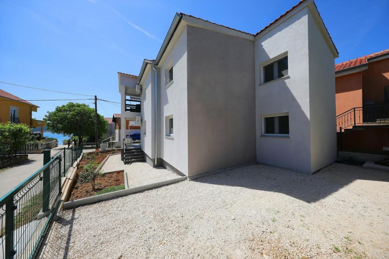 Apartman Ela Crna Punta - B&B