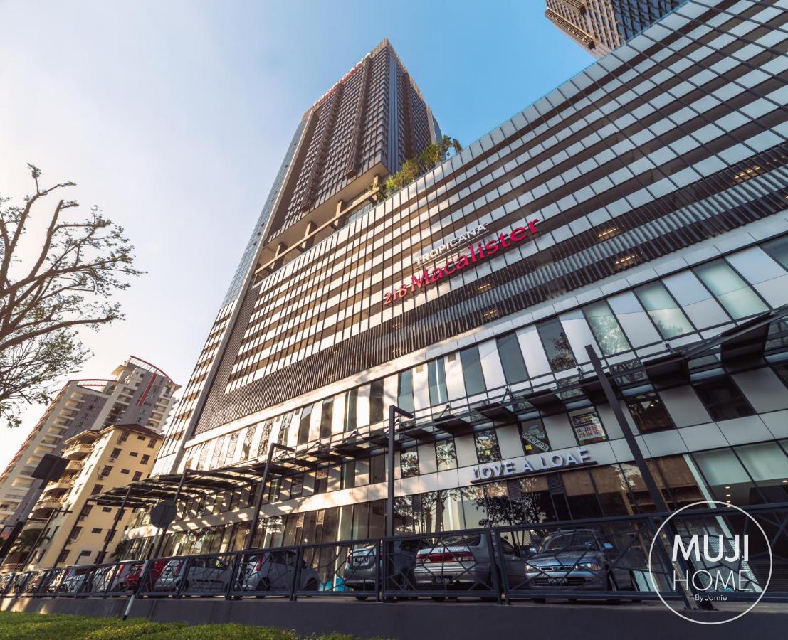 Muji Studio 1 - Seaview at 218 Tropicana Near Komtar Food Heaven with Netflix & TV Box - Bed and Breakfast