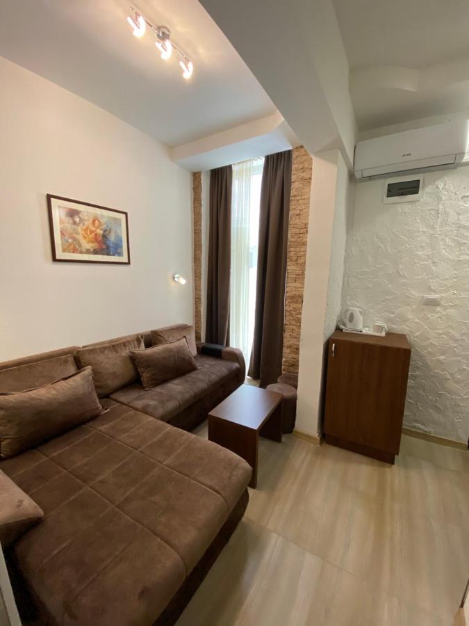 Standard Zimmer mit 2 Einzelbetten und Sofa