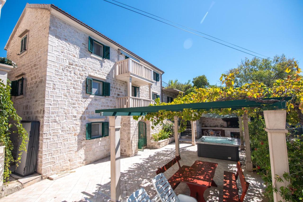 Seafront vacation house w JACUZZI 5 meters from beach - Ferienwohnung