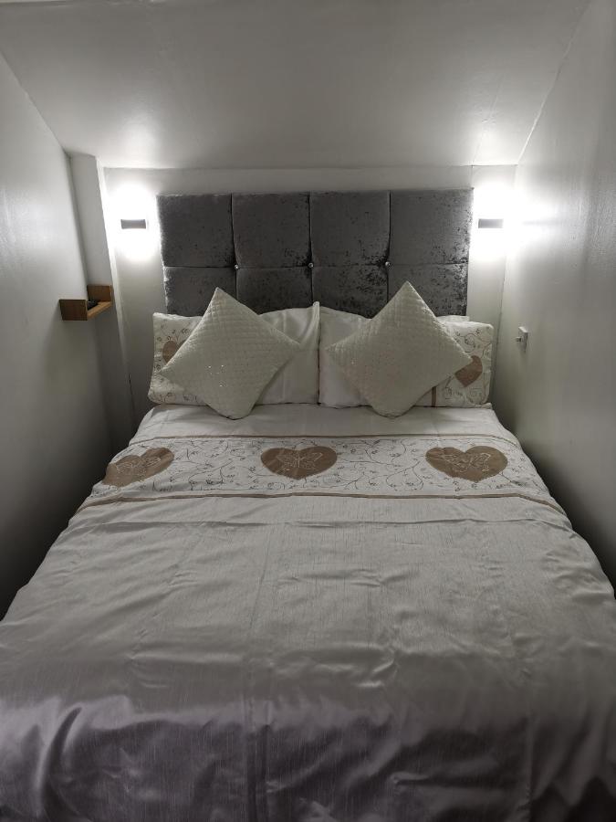 Upstairs Single Room (No Hot Tub)