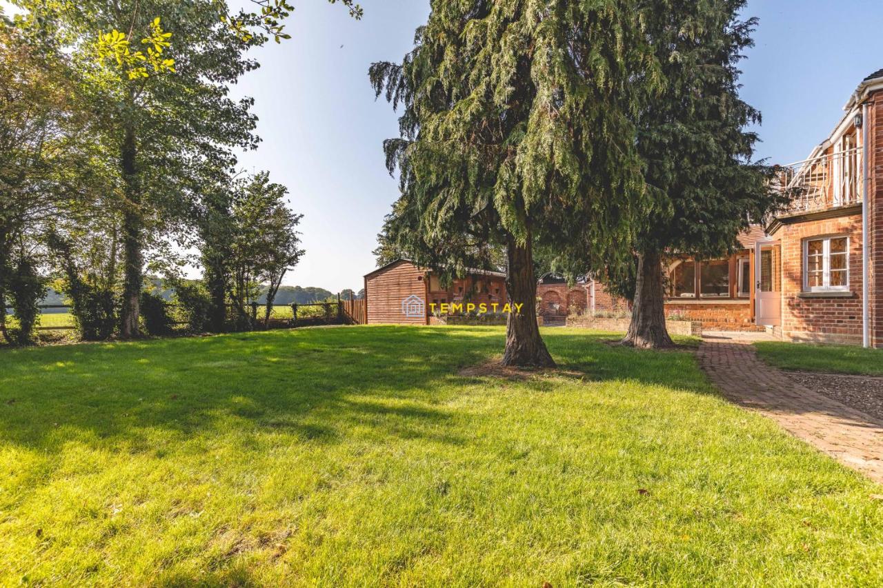 Chestnut Cottage - Stunning Countryside Views! PARKING, 4 BED, 3 BATHROOMS - B&B