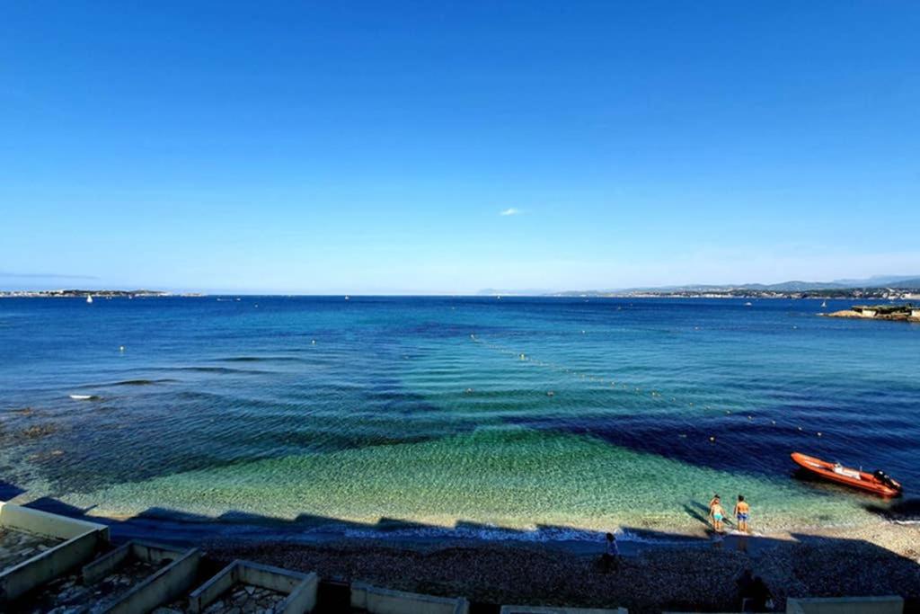 Miramare studio pieds dans l eau vue mer féerique 180 féerique - B&B Six-Fours-les-Plages