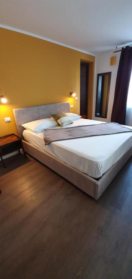 Deluxe Room (2 Adults + 1 Child)