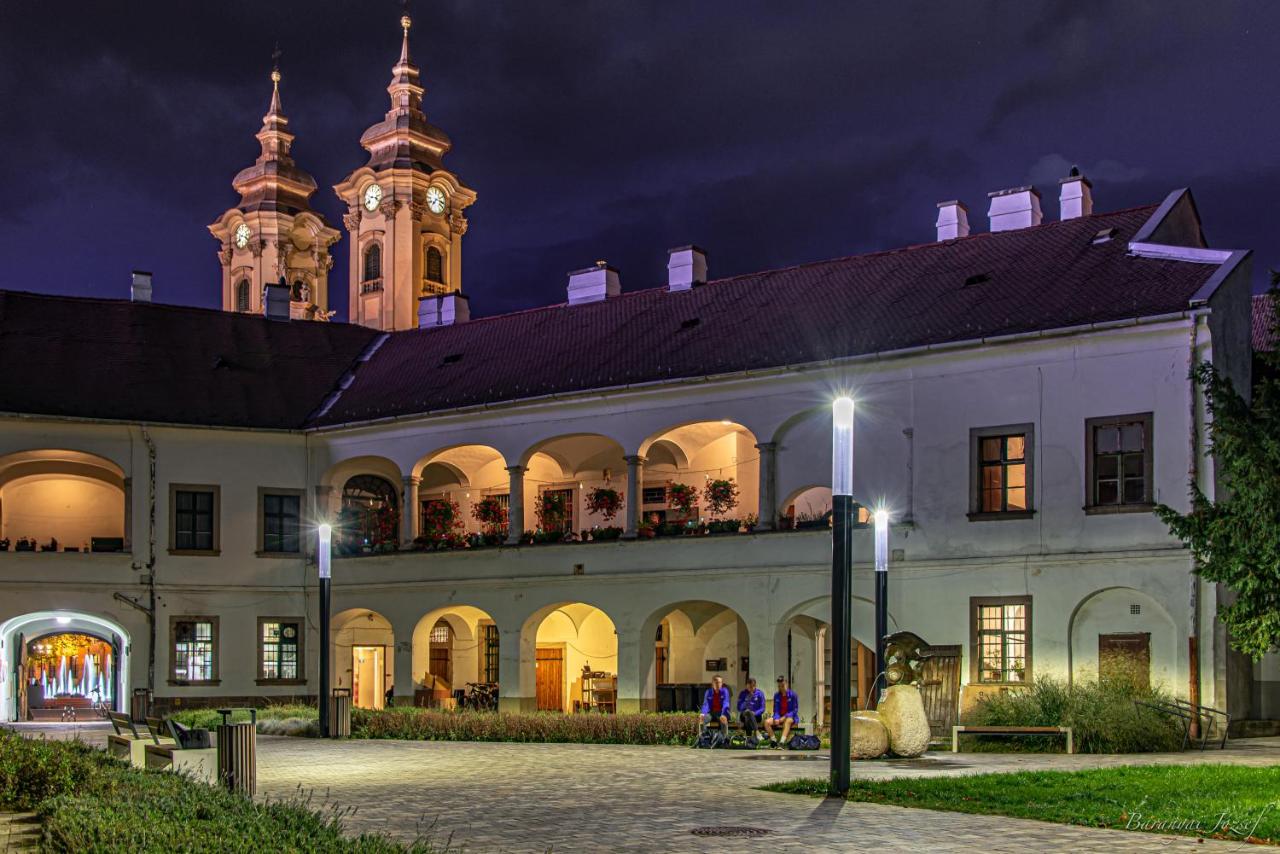 Főtér Apartman - Bed and Breakfast Eger