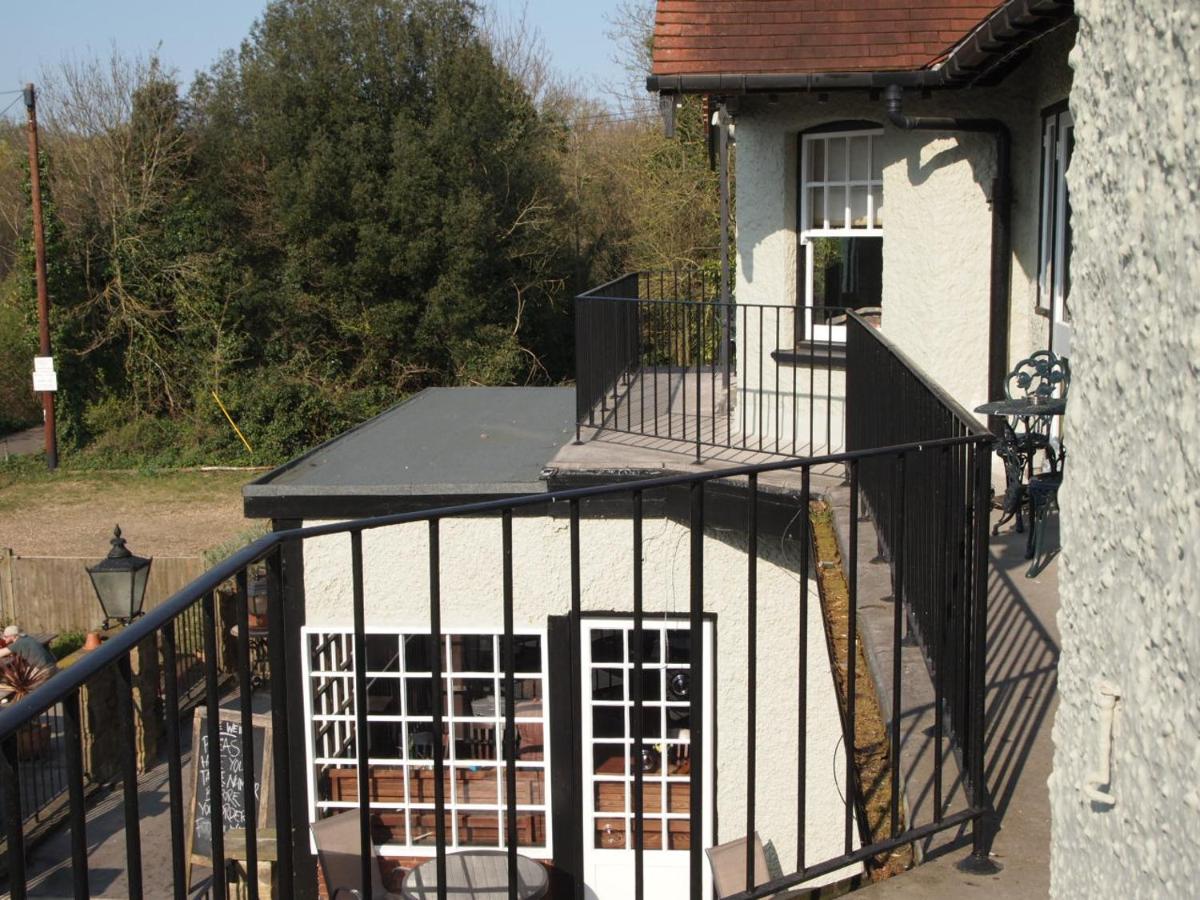 B&B Walton on Thames - The Weir Hotel - Bed and Breakfast Walton on Thames