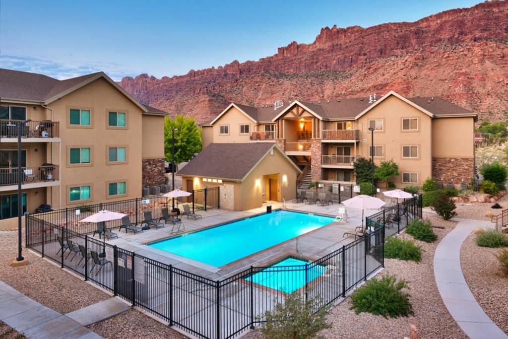 B&B Moab - 6H Spacious RedCliff Condo, Pool & Hot Tub - Bed and Breakfast Moab