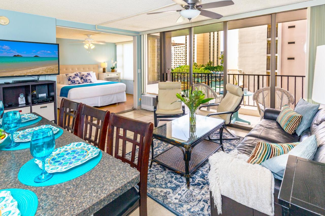 B&B Honolulu - Beach Lover's Haven, Cozy Condo with Ocean Views and Free Parking - Bed and Breakfast Honolulu