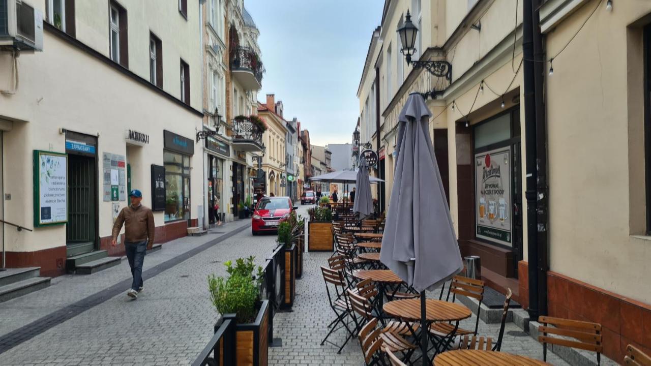 Raciborska Royal Apartment - miejsce parkingowe na parkingu strzeżonym - B&B Gliwice