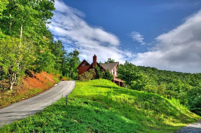 B&B Blue Ridge - WILD THINGS enjoy the North Georgia Mountain View with this Wall of Windows!!!! - Bed and Breakfast Blue Ridge