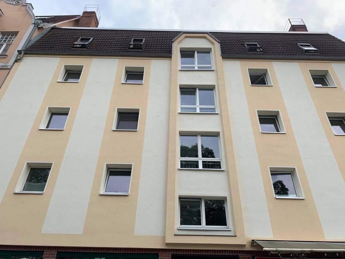 B&B Rostock - TOP LAGE 2 Zimmerwohnung mit Balkon und bester Aussicht in OG 2 links - Bed and Breakfast Rostock