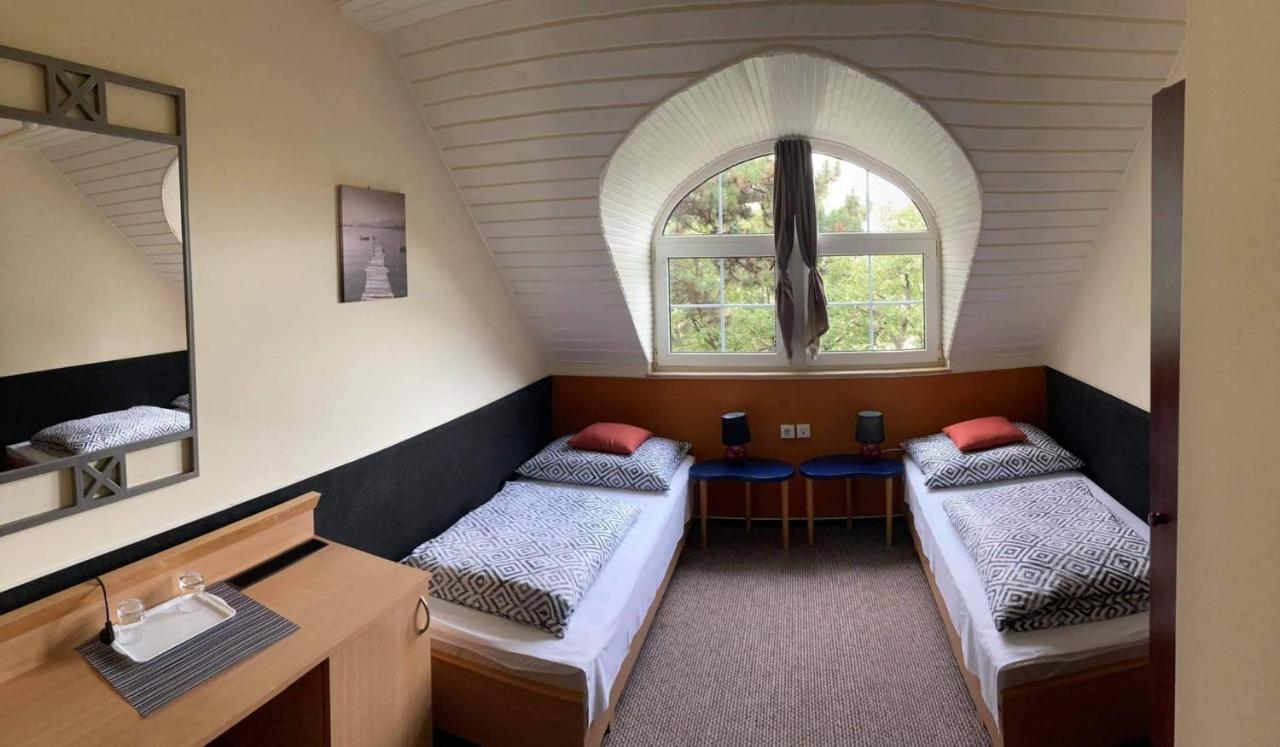 Zweibettzimmer mit Gartenblick