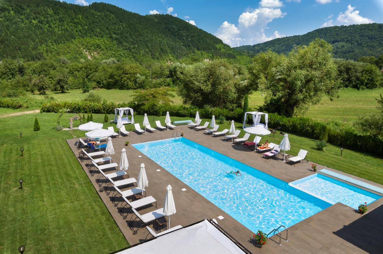 Suite Deluxe con vistas a la piscina y a la montañas
