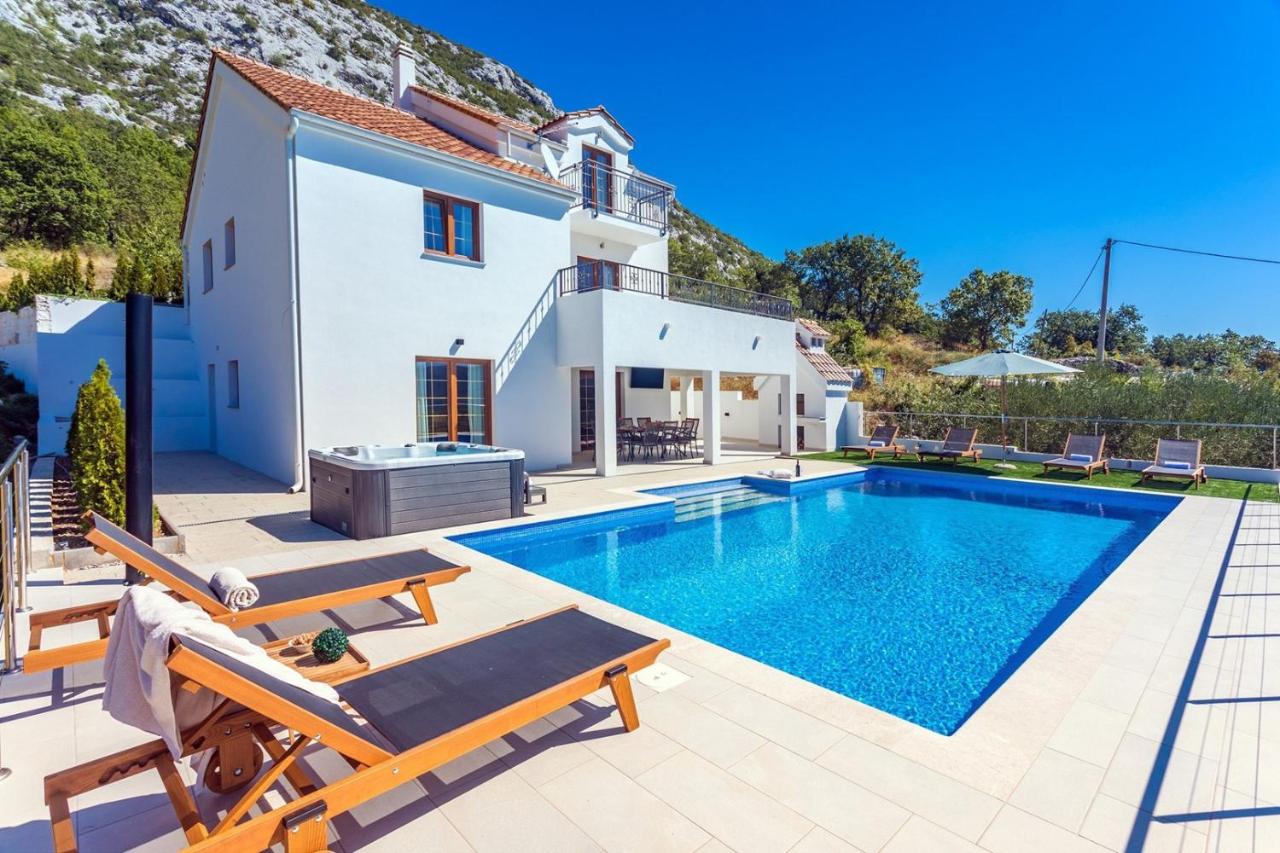 Villa Flora with a 53 sqm private pool with Cinema room with projector and 4 en-suite bedrooms - B&B