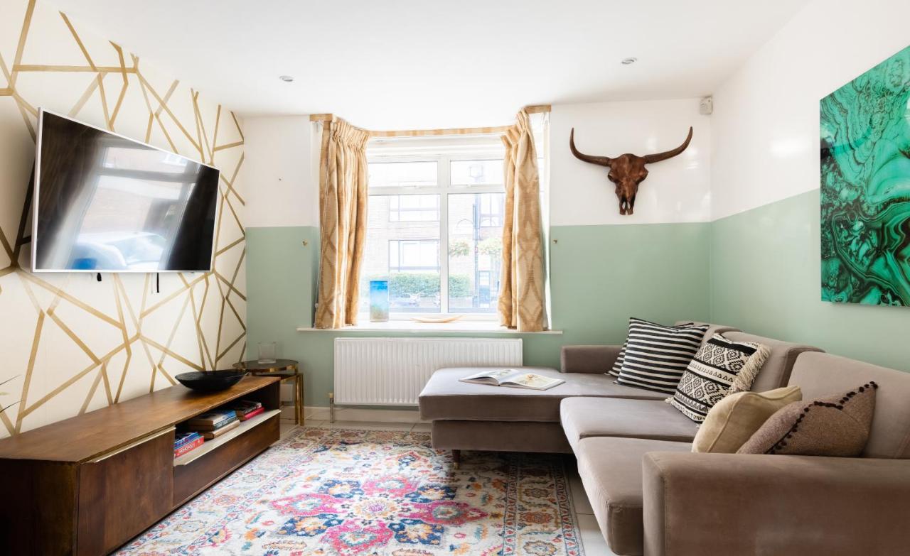 B&B Londen - The Southwick Sanctuary - Large 6BDR with Terrace - Bed and Breakfast Londen