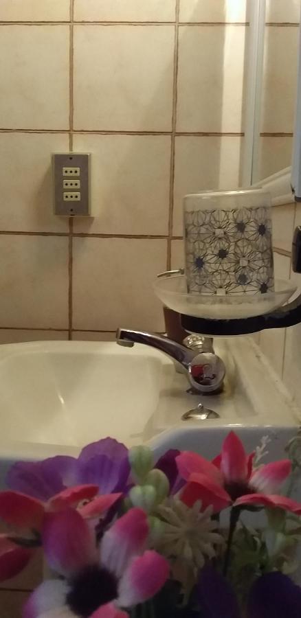 Standaard Tweepersoonskamer met 2 Aparte Bedden - Gedeelde Badkamer