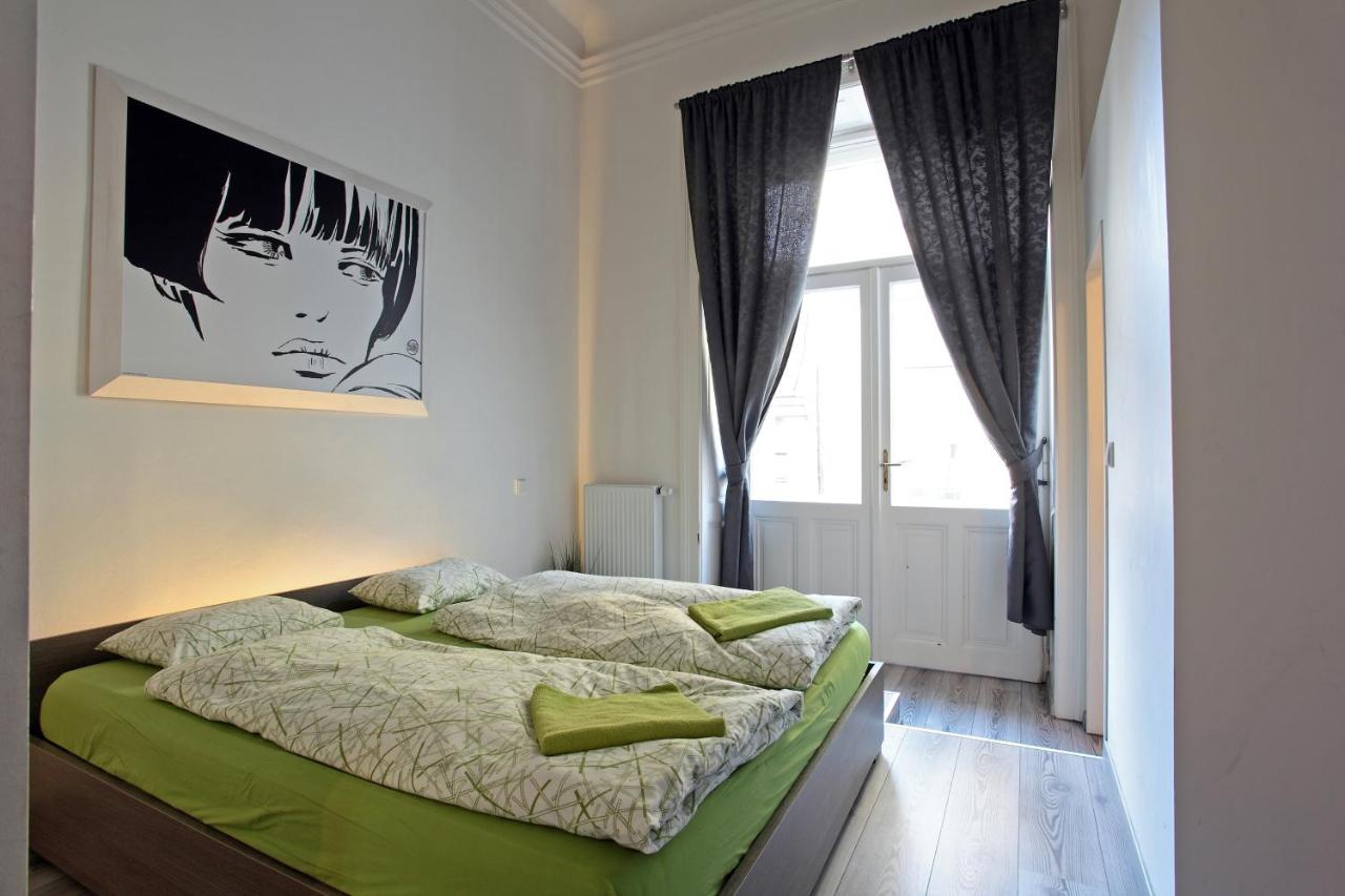 Luxury Duplex Apartment with Hot Tub (8 Adults)