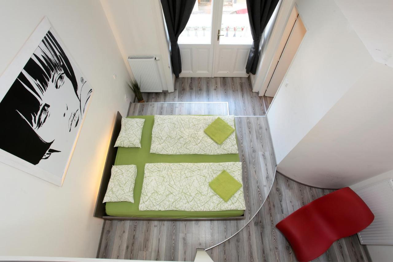 Luxury Duplex Apartment with Hot Tub (8 Adults)