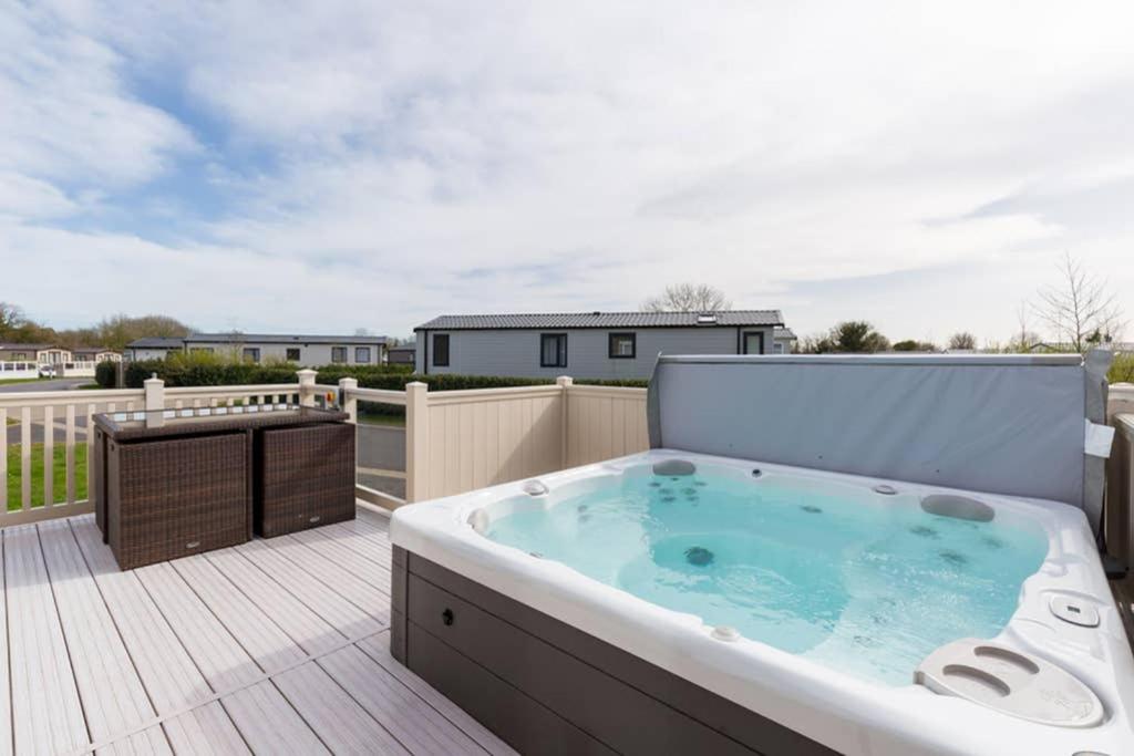 B&B South Cerney - Thumper Lodge - Luxury lodge with Hot Tub - Bed and Breakfast South Cerney