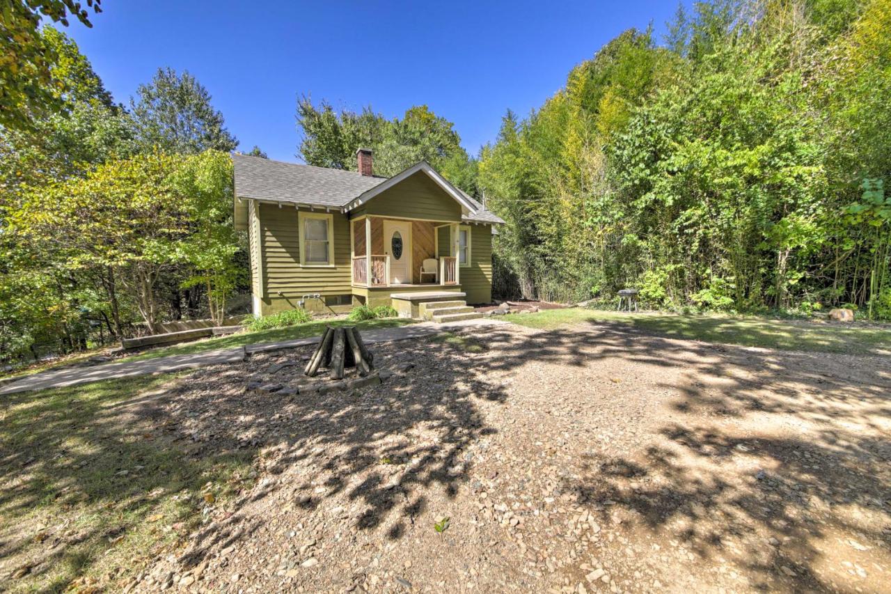 Pet-Friendly Cottage w/ Fire Pit - 3 Mi to SIU! - B&B Carbondale