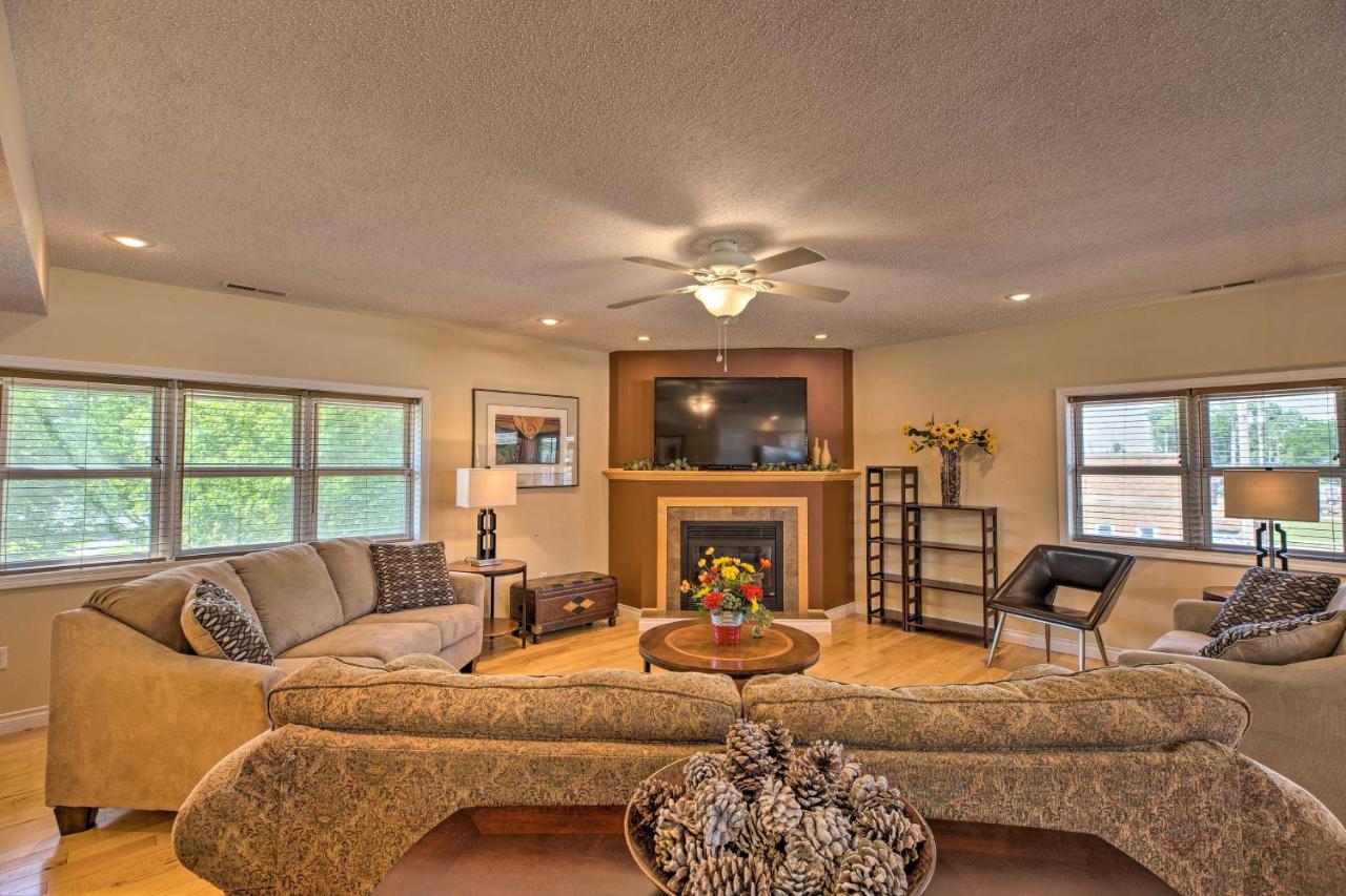 Downtown Yankton Apartment with Patio and River View! - Ferienwohnung