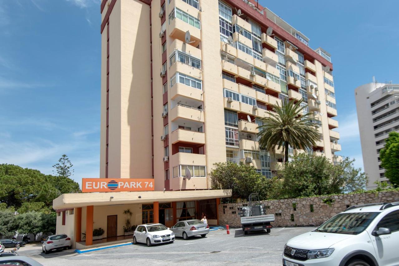 Fabulous sunny second floor apartment - Edificio Europark - overlooking gardens and pools. - B&B