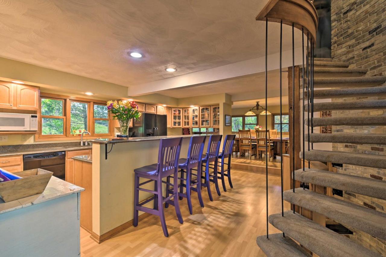 Spacious Lakehouse with Deck, Kayaks, and Dock! - B&B Cambridge