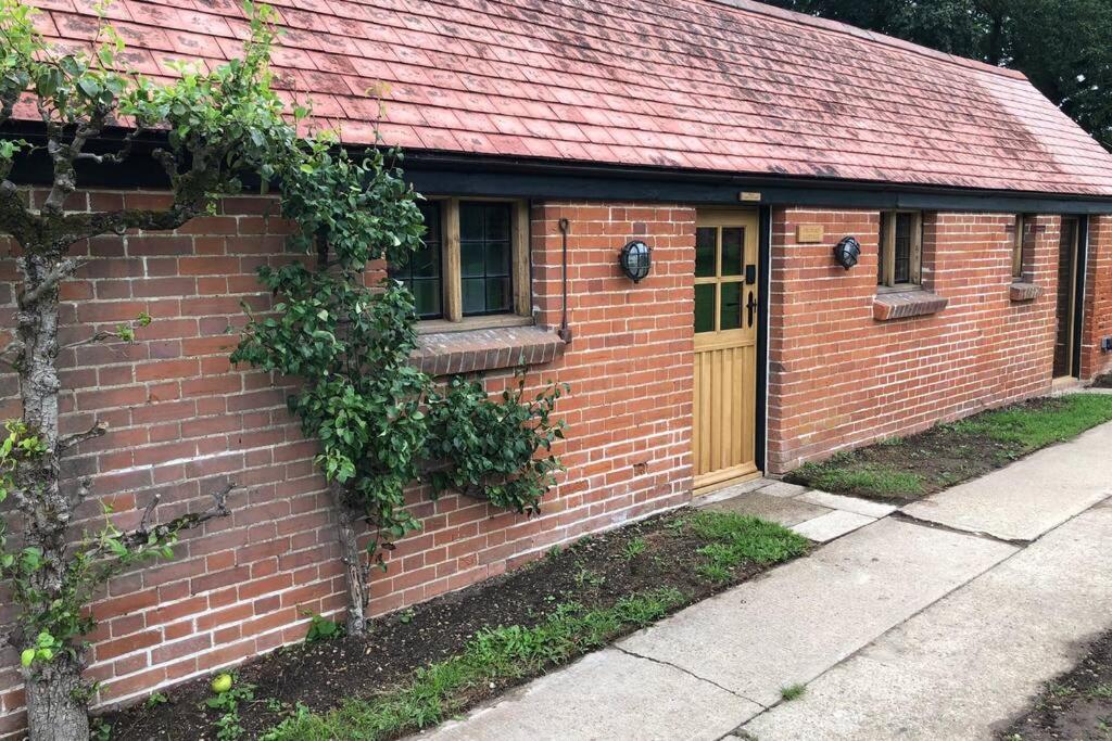 Luxury 2 Bed Cottage in the Orchard of a 17th Century Manor House - B&B