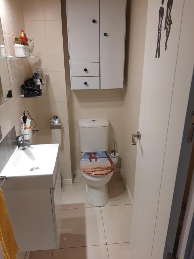 Habitacion doble en casa compartida con anfitriones - B&B Tàrrega