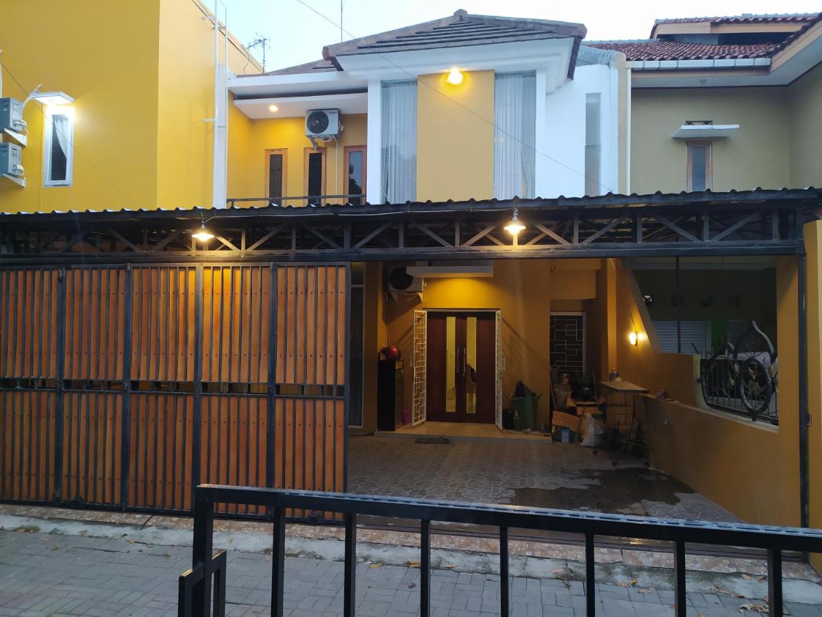 Lucky Guest House Wahid Hasyim - B&B