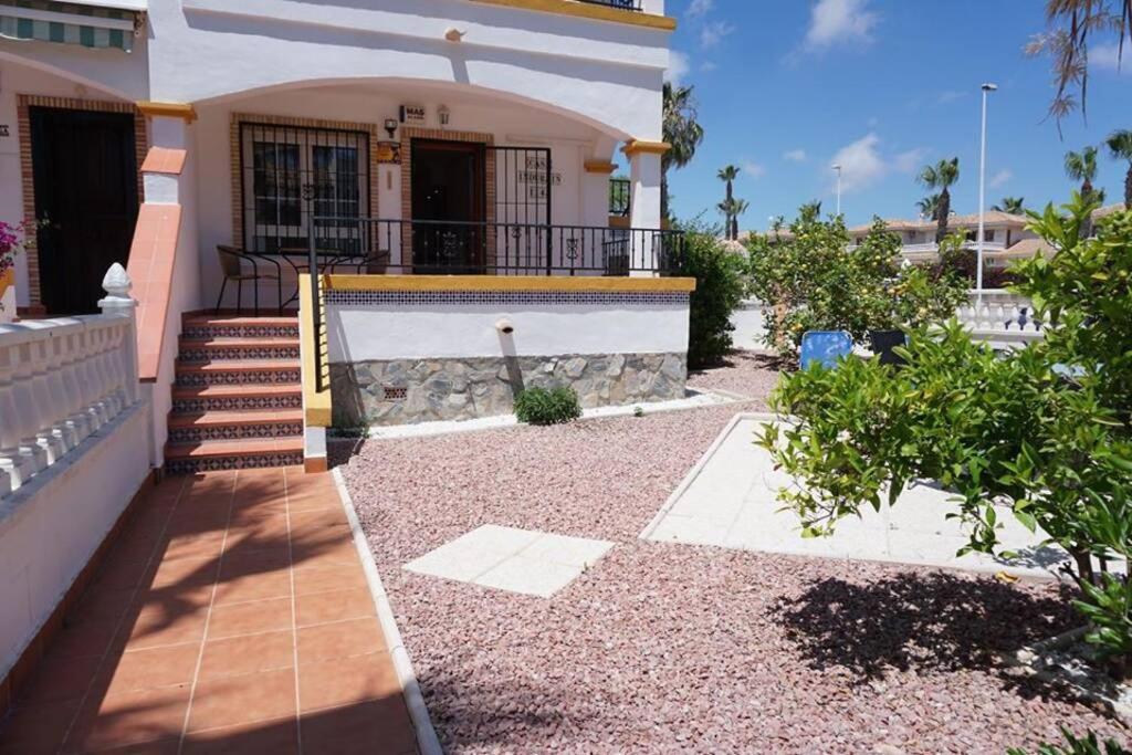 Spacious Ground floor apartment with Garden & Communal Pool - B&B